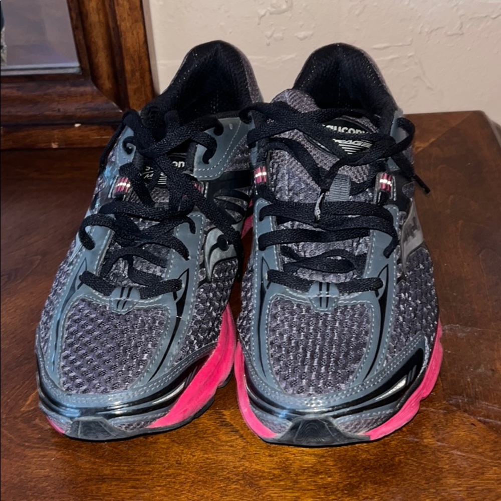 Saucony running shoes gray and black size 9.5